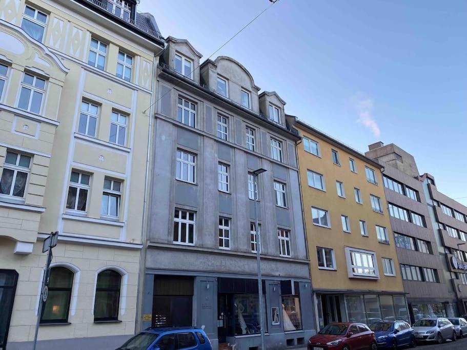 Schoenes City-Apartment Im Zentrum Mit Balkon Hof  Buitenkant foto